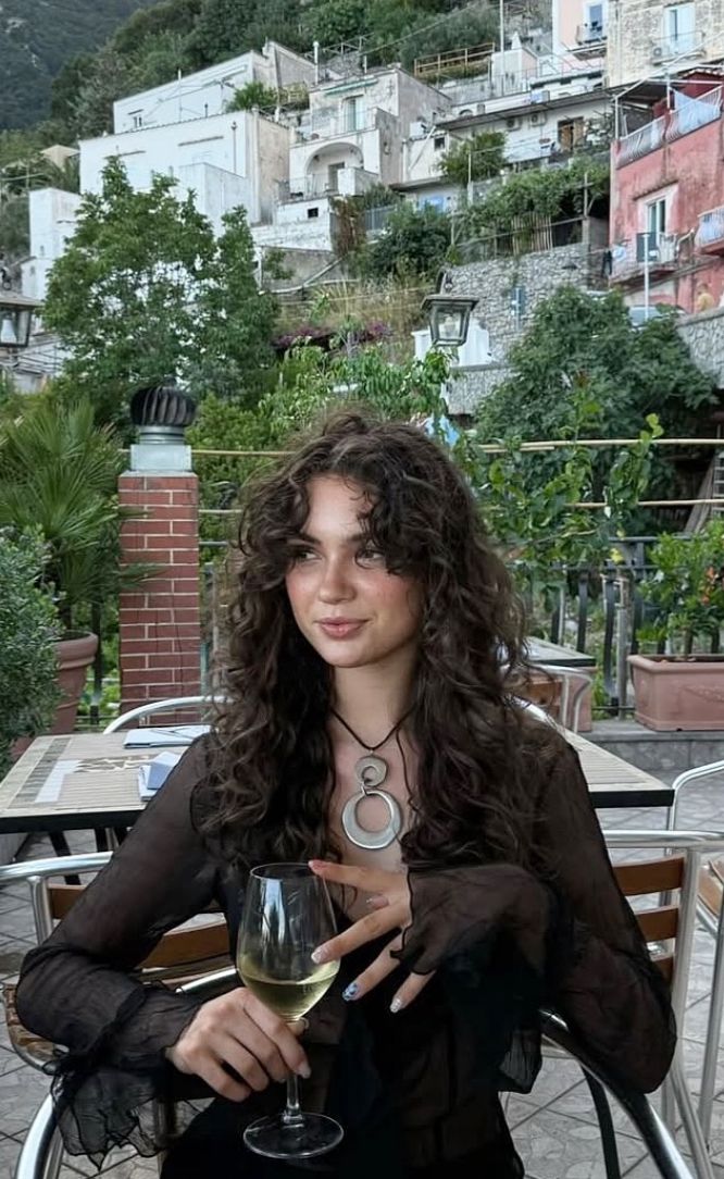 Cheveux bouclés coupe tendance