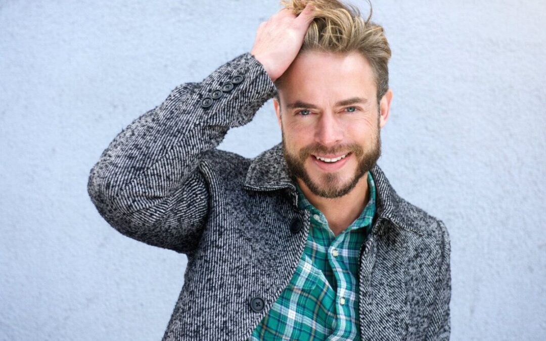 Guide ultime : les techniques incontournables pour coiffer les cheveux des hommes avec style