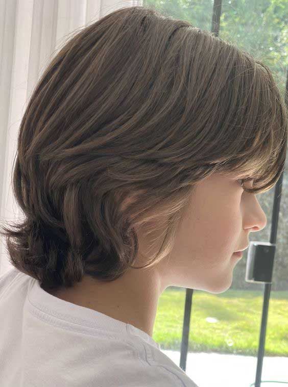 Coupe garçon cheveux mi-longs
