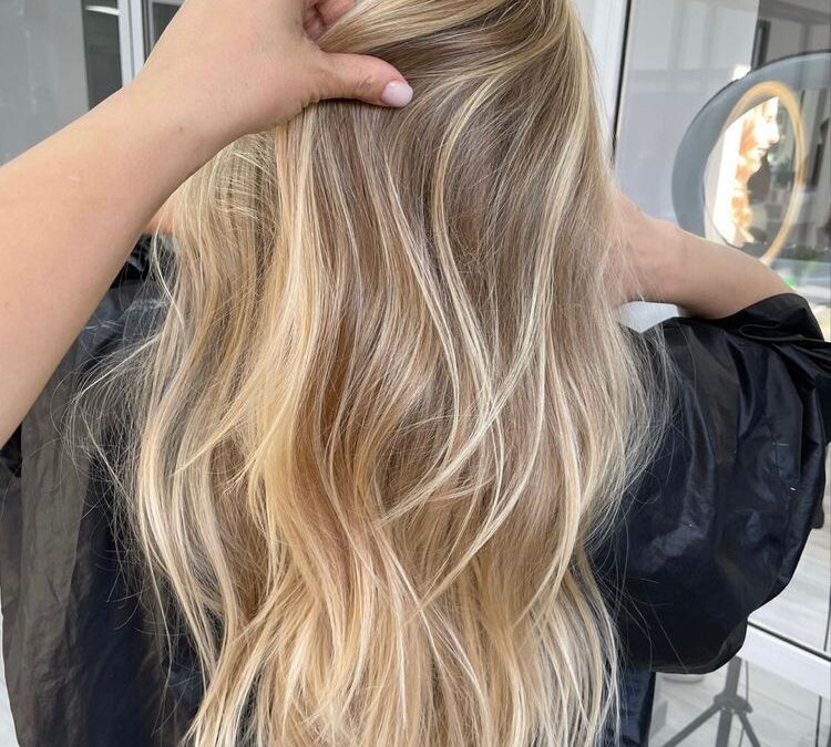 Le balayage californien : guide complet pour éviter le coup de soleil sur vos cheveux