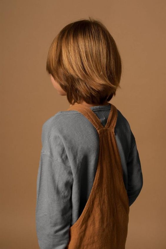 Coupe garçon cheveux mi-longs